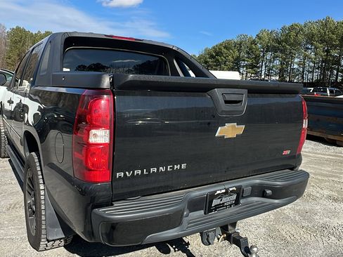 Used 2009 Chevrolet Avalanche LS image 10