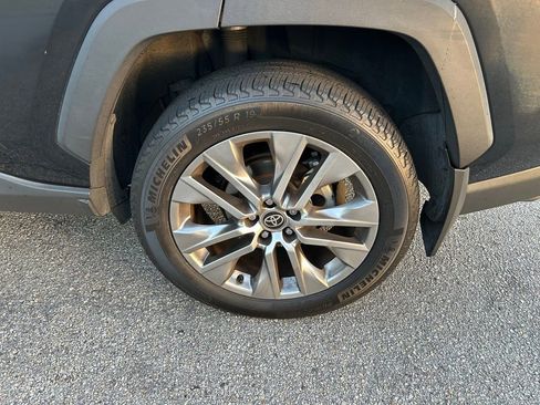 Used 2022 Toyota RAV4 XLE Premium image 9