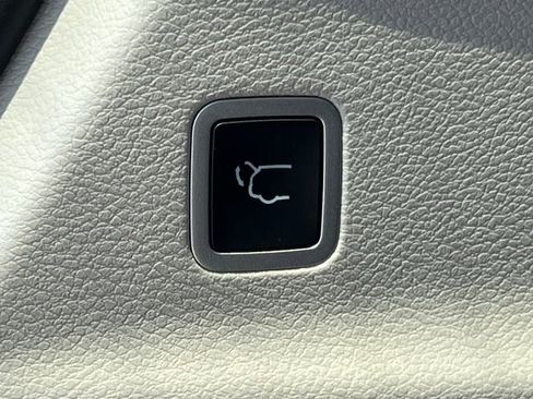 Used 2024 Chrysler Pacifica Touring-L FWD image 38