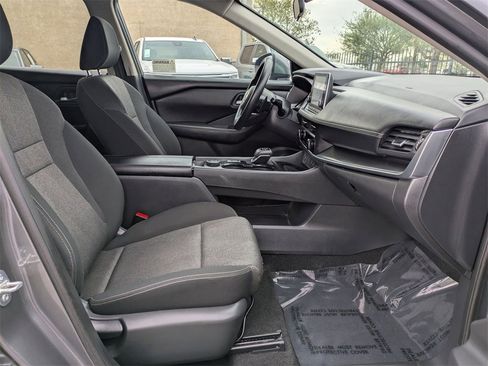 Used 2024 Nissan Rogue SV image 32