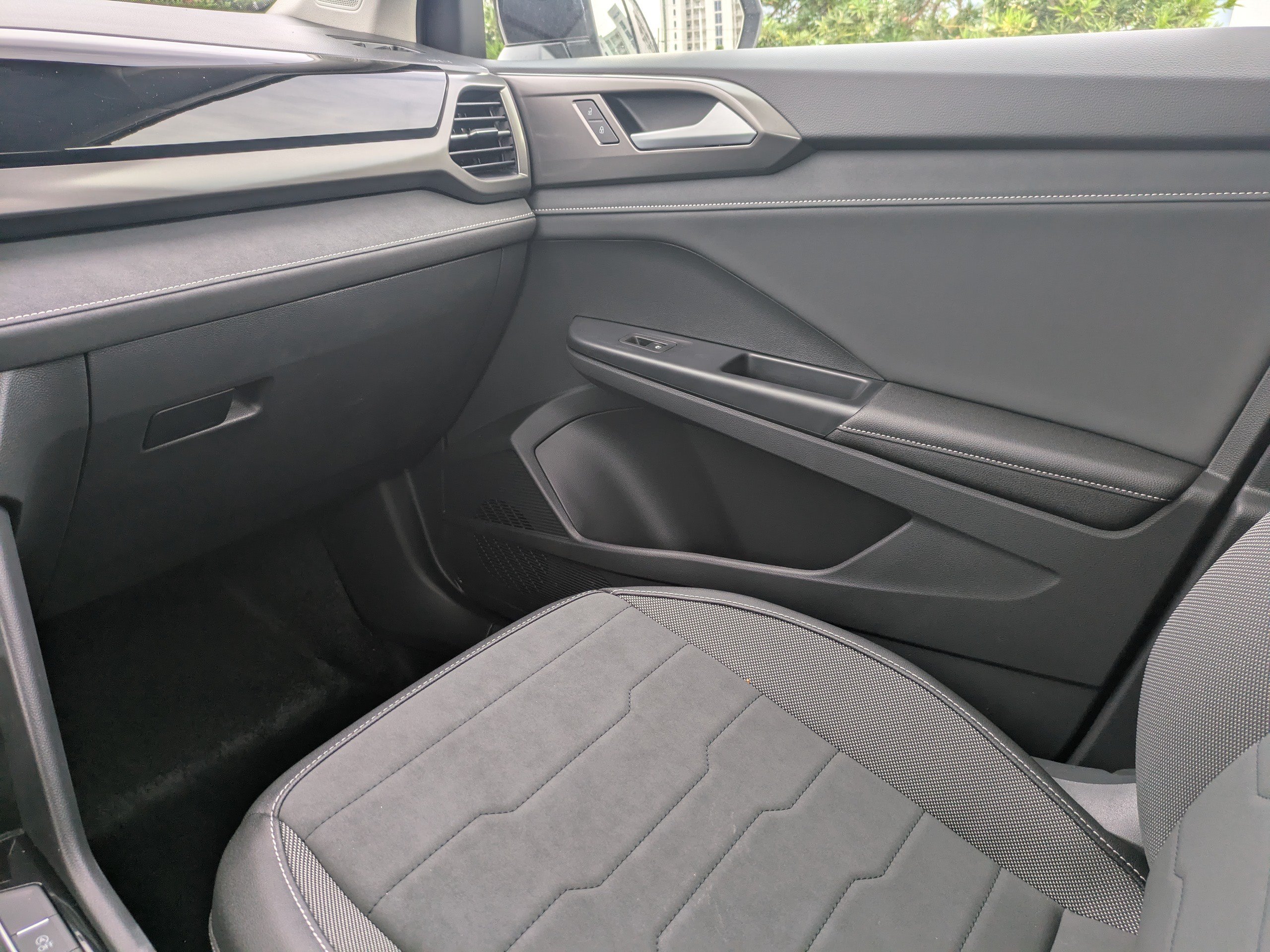 New 2026 Volkswagen Taos SE FWD image 17