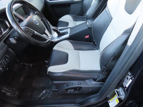 Used 2017 Volvo XC60 T6 Dynamic w/ Climate Package image 11