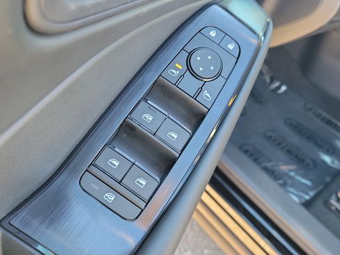 Used 2025 Nissan Rogue S image 18