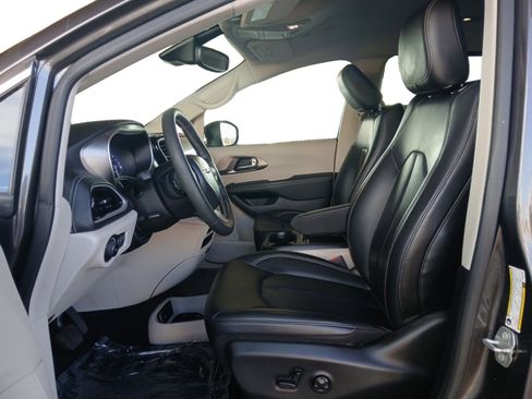 Used 2023 Chrysler Pacifica Touring-L image 9