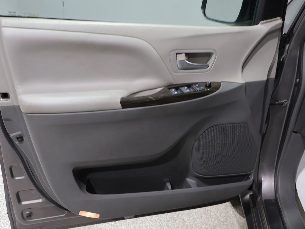 Used 2015 Toyota Sienna XLE AWD/4WD image 19