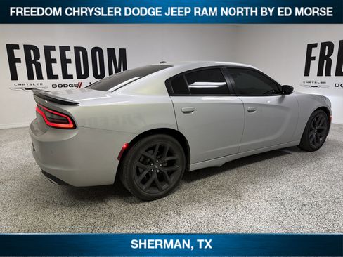 Used 2022 Dodge Charger SXT w/ Blacktop Package RWD image 4