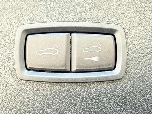 Used 2025 Porsche Macan AWD/4WD image 13