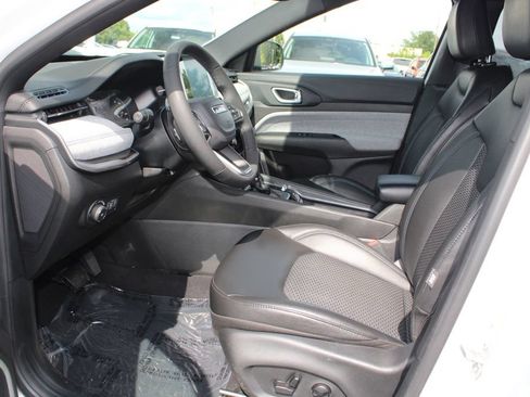 Used 2025 Jeep Compass Latitude w/ Sun & Sound Group AWD/4WD image 11