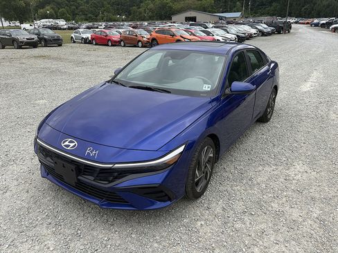 Used 2025 Hyundai Elantra SEL image 1