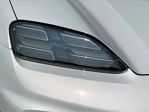 New 2025 Porsche Macan 4S Electric image 18