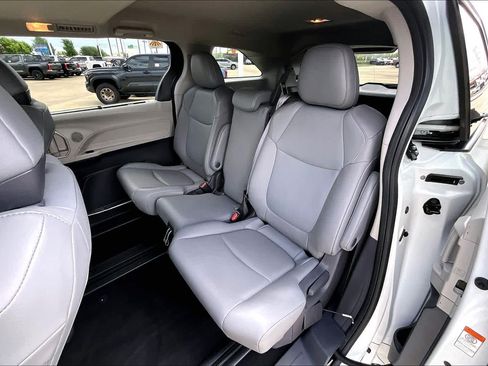 Used 2021 Toyota Sienna XLE FWD image 20