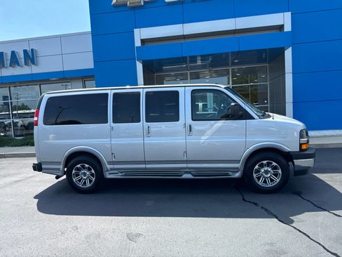Used 2024 Chevrolet Express 2500 RWD image 2