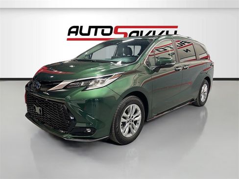 Used 2022 Toyota Sienna Limited image 3