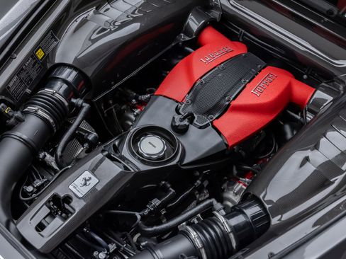 Used 2021 Ferrari F8 Tributo image 39