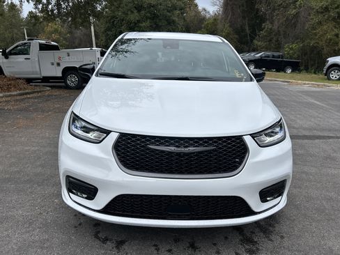 New 2026 Chrysler Pacifica Select image 2