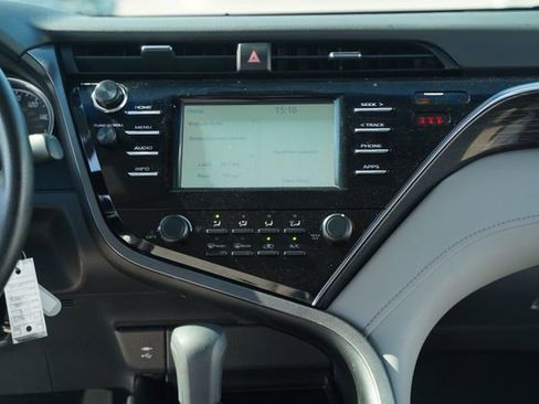 Used 2018 Toyota Camry LE image 28