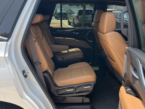 Used 2022 Cadillac Escalade Premium Luxury AWD/4WD image 10