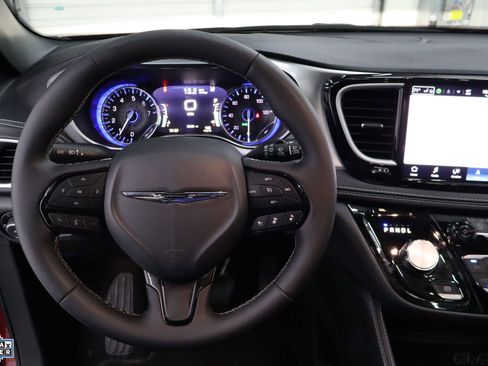 Used 2025 Chrysler Pacifica Limited image 17