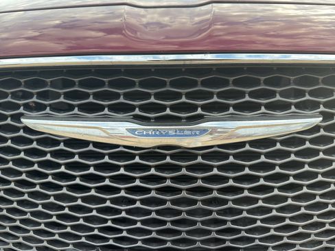 Used 2018 Chrysler 300 Limited RWD image 40