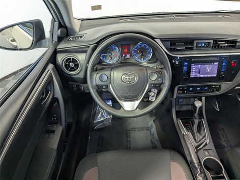 Used 2018 Toyota Corolla LE image 29