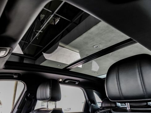 Used 2017 Bentley Bentayga image 3