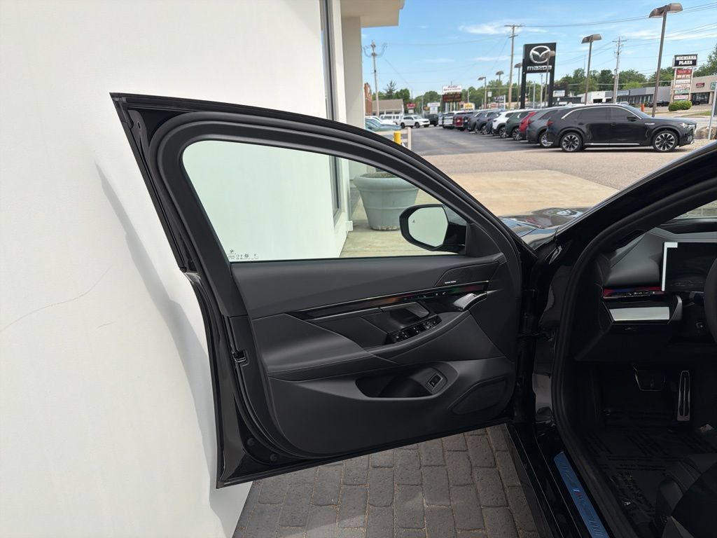 New 2027 BMW 550e xDrive AWD/4WD image 31