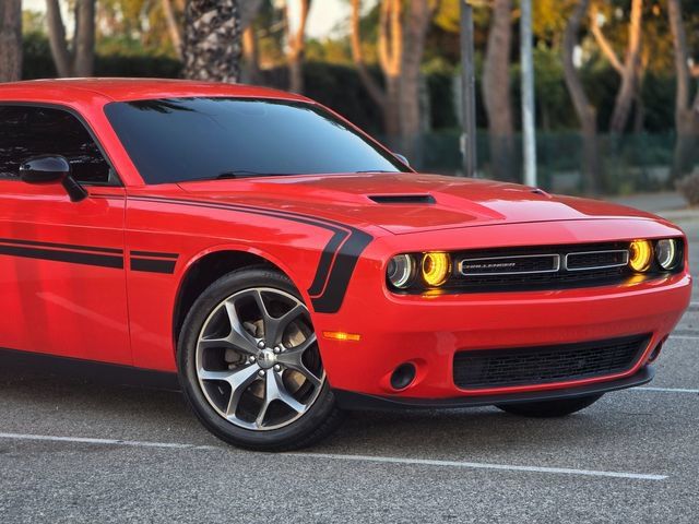 Used 2016 Dodge Challenger SXT w/ Driver Convenience Group RWD image 2
