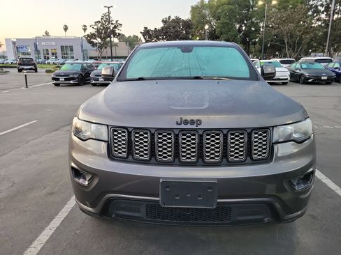 Used 2019 Jeep Grand Cherokee Altitude image 2