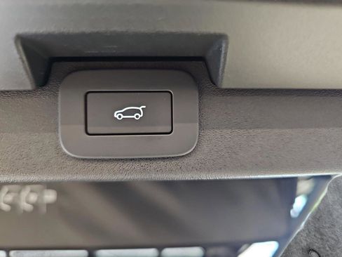 New 2025 Land Rover Discovery Dynamic SE AWD/4WD image 15