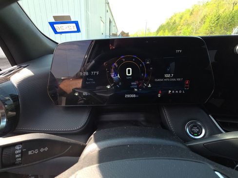 Used 2025 Chevrolet Equinox LT w/ Convenience Package II image 9