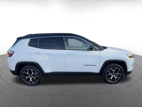Used 2025 Jeep Compass Limited image 16
