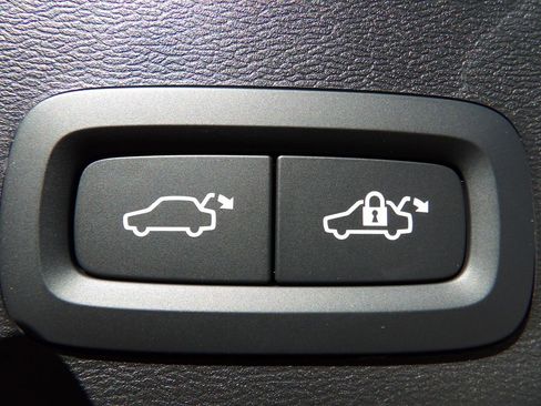 New 2026 Volvo XC40 B4 Plus w/ Protection Package FWD image 28