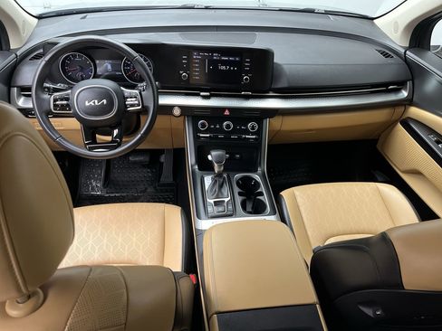 Used 2024 Kia Carnival LX FWD image 4