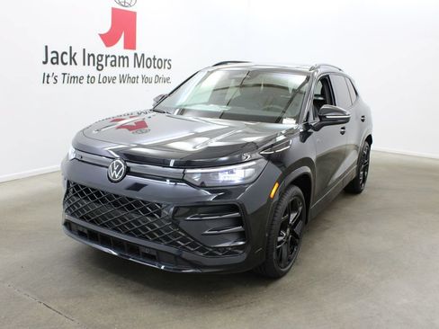 New 2026 Volkswagen Tiguan SE R-Line FWD image 2