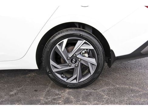 Used 2025 Hyundai Elantra SEL FWD image 31