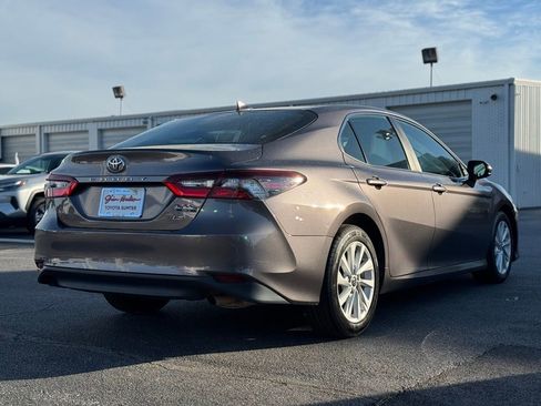 Used 2022 Toyota Camry LE image 11