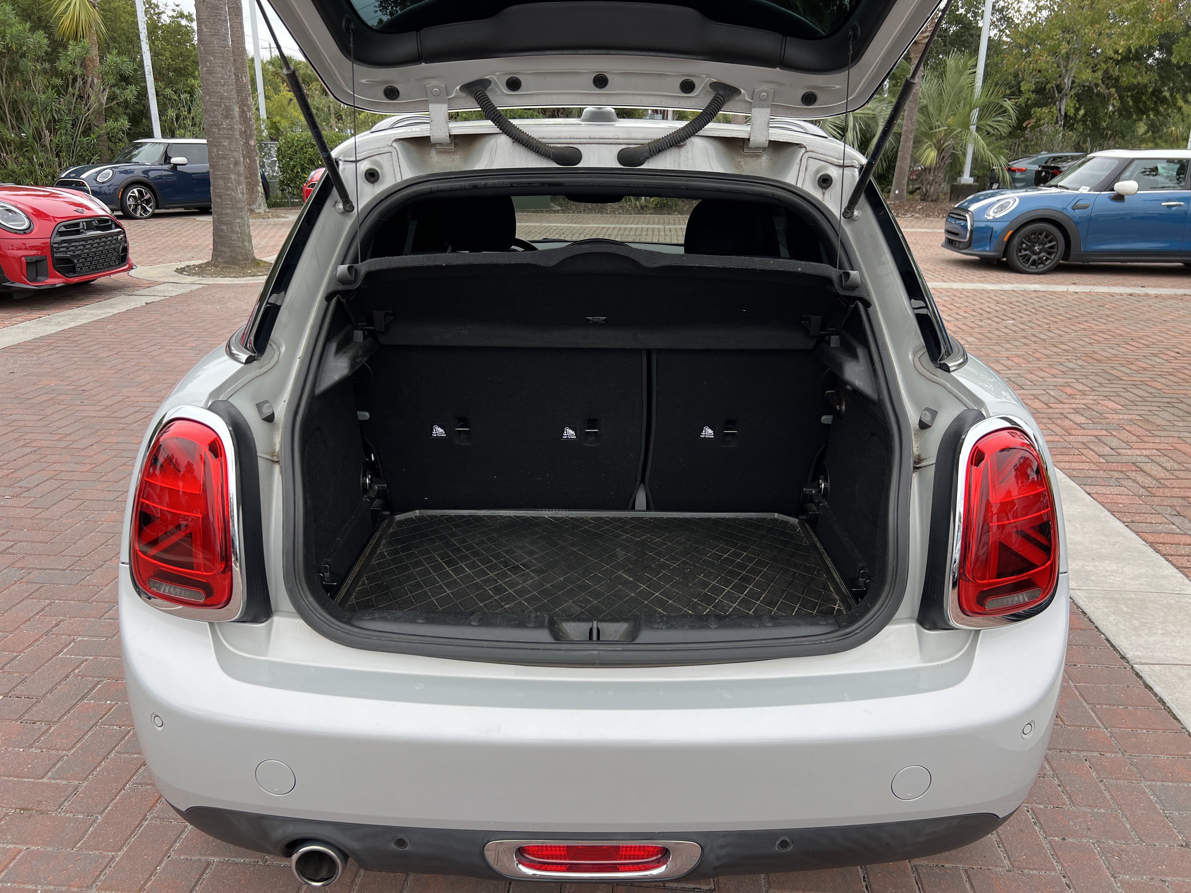 Used 2020 MINI Cooper 4-Door Hardtop w/ Premium Package FWD image 31