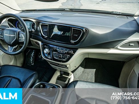 Used 2024 Chrysler Pacifica Touring-L image 25