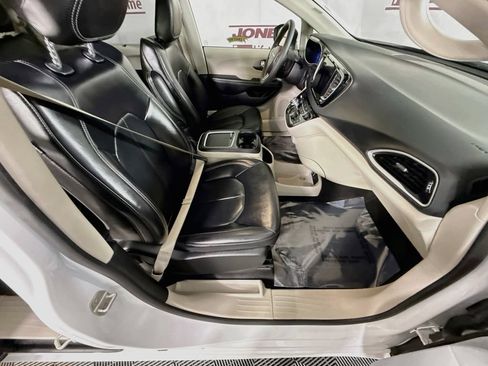 Used 2023 Chrysler Pacifica Touring-L FWD image 32