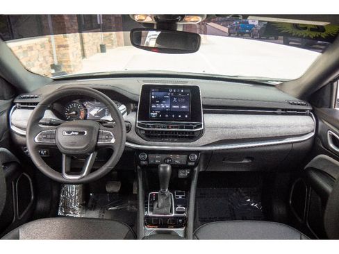 Used 2025 Jeep Compass Latitude AWD/4WD image 13