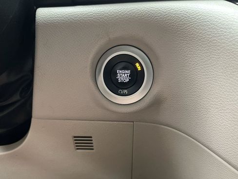 Used 2017 Chrysler Pacifica Touring FWD image 19
