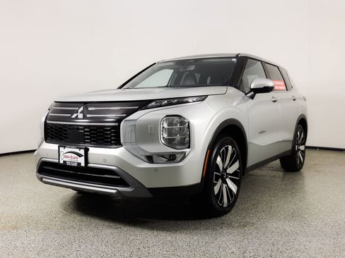 Used 2025 Mitsubishi Outlander SE image 3