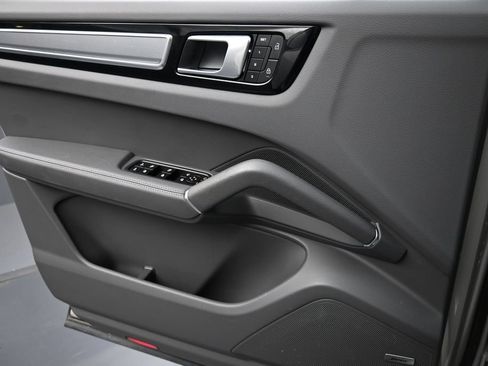 Certified 2023 Porsche Cayenne Platinum Edition AWD/4WD image 24