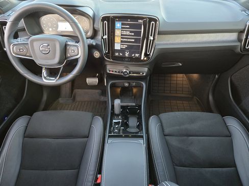 Used 2022 Volvo XC40 T5 R-Design w/ Advanced Package image 8