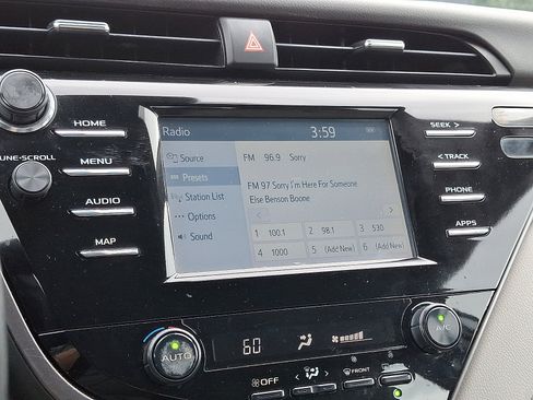 Used 2019 Toyota Camry image 18