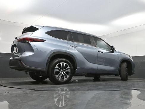 Used 2024 Toyota Highlander XLE AWD/4WD image 31