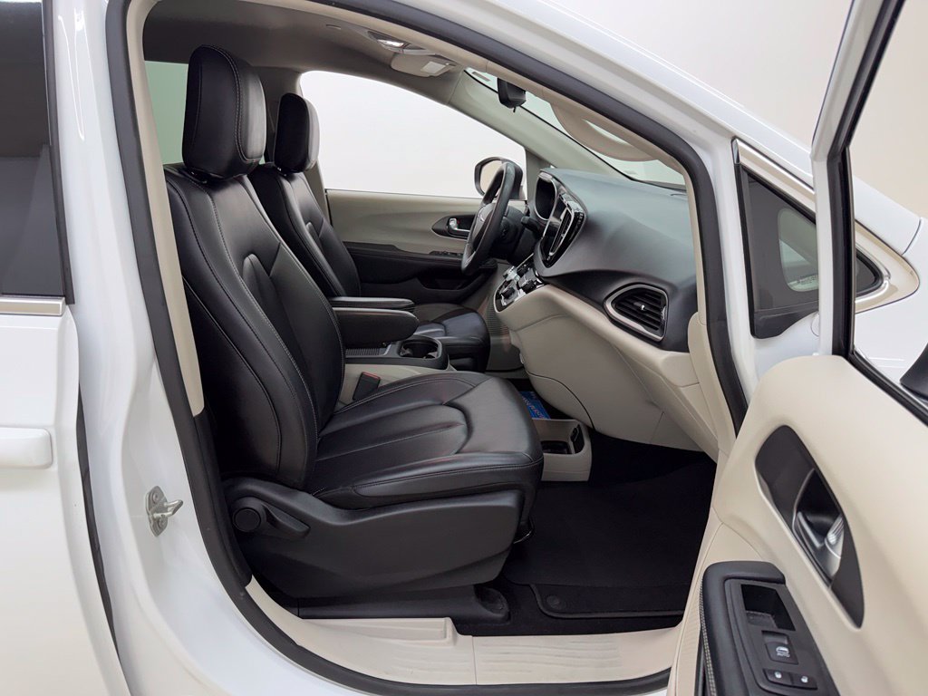 Used 2023 Chrysler Pacifica Touring-L FWD image 10