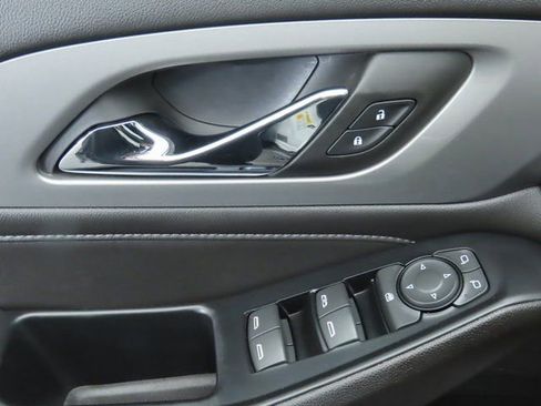 Used 2023 Chevrolet Traverse LT image 24