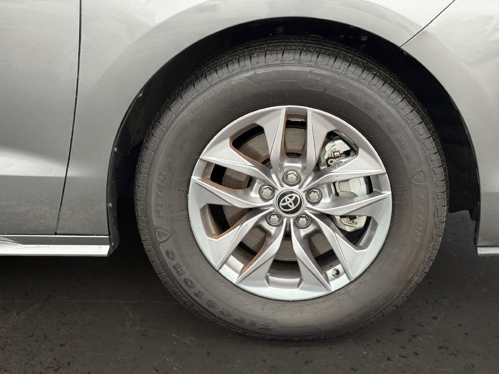 Used 2026 Toyota Sienna XLE FWD image 10