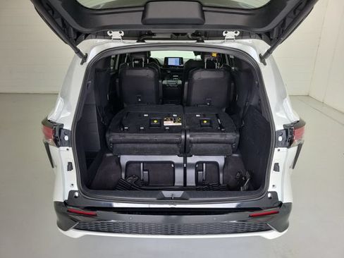 Used 2023 Toyota Sienna XSE FWD image 11